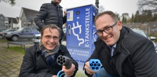 Stadtwerke-Vertriebschef Bert Gruber und Jens Baum (r.) vom Produktbereich E-Mobilität mit Frank Richter (v.l.) bei der Inbetriebnahme der öffentlichen Ladesäule. Foto: Mathias Kehren *** Local Caption *** MK8_0374