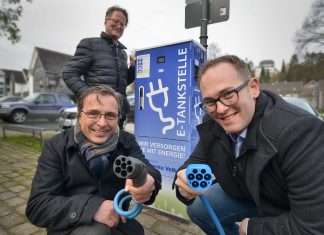 Stadtwerke-Vertriebschef Bert Gruber und Jens Baum (r.) vom Produktbereich E-Mobilität mit Frank Richter (v.l.) bei der Inbetriebnahme der öffentlichen Ladesäule. Foto: Mathias Kehren *** Local Caption *** MK8_0374