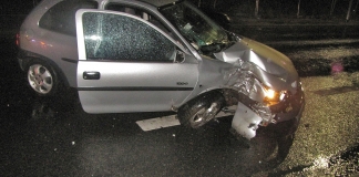 Der Corsa wurde durch den Aufprall schwer beschädigt. Foto: Polizei