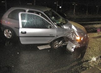 Der Corsa wurde durch den Aufprall schwer beschädigt. Foto: Polizei