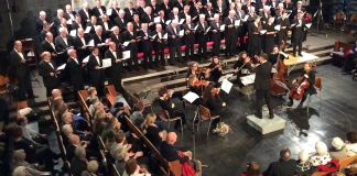 Der Männerchor bei seinem Weihnachtskonzert in der ausverkauften Apostelkirche. Foto: MGV