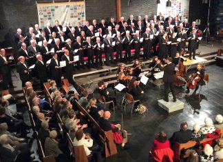 Der Männerchor bei seinem Weihnachtskonzert in der ausverkauften Apostelkirche. Foto: MGV