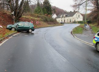 Der Golf wurde über die Straße geschleudert und landete im Straßengraben. Foto: Polizei