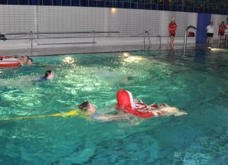 Im Wasser: Der Nikolaus mit seinem schweren Mantel.