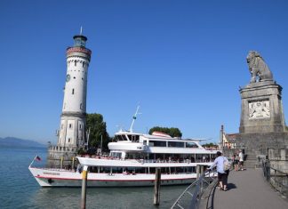 Lindau Hafen: Die Einfahrt zum Hafen von Lindau wird eingefasst vom neuen Leuchtturm auf der Westseite und vom Bayrischen Löwen auf der Ostseite