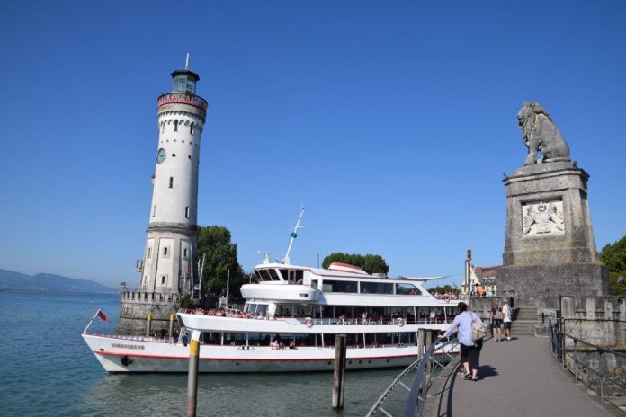 Lindau Hafen: Die Einfahrt zum Hafen von Lindau wird eingefasst vom neuen Leuchtturm auf der Westseite und vom Bayrischen Löwen auf der Ostseite