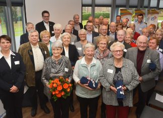 Die VSG hat ihre Miglieder geehrt, die dem Sportverein seit langem die Treue halten. Inge Kuhs (3.v.r.) ist seit 86 Jahren dabei. Foto: Mathias Kehren