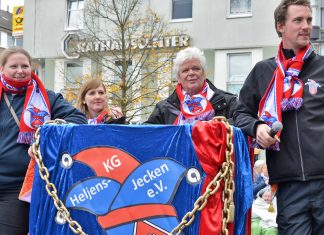 Daniel Tüch (rechts) hat den Vorsitz bei den Heljens-Jecken übernommen, hier im Bild mit der ersten Schatzmeisterin Heike Kulow, Schriftführerin Nathalie Schneider und der zweiten Schatzmeisterin Carina Kulow (v.r.) beim Hoppediz-Erwachen. Foto: Mathias Kehren
