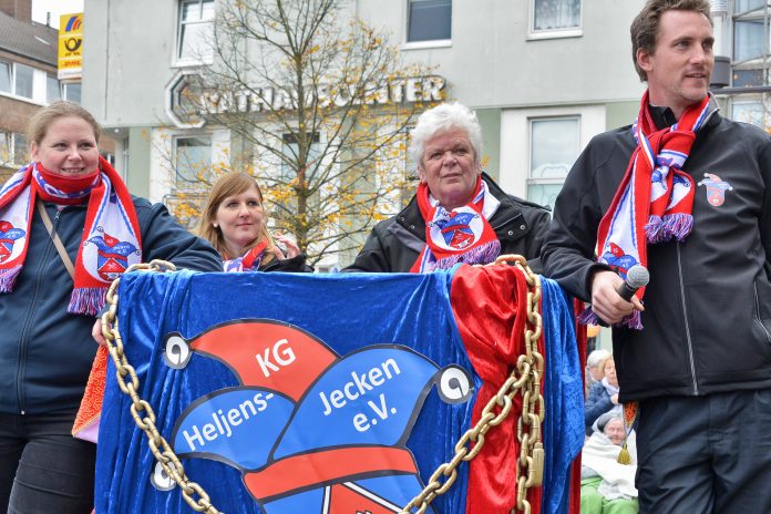 Daniel Tüch (rechts) hat den Vorsitz bei den Heljens-Jecken übernommen, hier im Bild mit der ersten Schatzmeisterin Heike Kulow, Schriftführerin Nathalie Schneider und der zweiten Schatzmeisterin Carina Kulow (v.r.) beim Hoppediz-Erwachen. Foto: Mathias Kehren