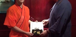 Maik Adler mit Shifu Thomas Malz (r.) bei der Übergabe seiner Schwarzen Schärpe. Foto: privat