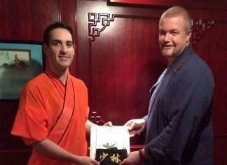 Maik Adler mit Shifu Thomas Malz (r.) bei der Übergabe seiner Schwarzen Schärpe. Foto: privat