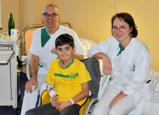 Ikrominidi mit Dr. Andreas Gesenberg und Dr. Cornelia Möhring Foto: Helios-Klinikum