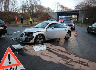 Die Polizei sperrte die Unfallstelle zur Dauer der Unfallaufnahme. Foto: Kreispolizeibehörde Mettmann