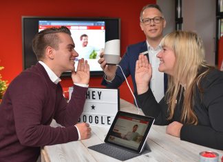 Die Konto-Sprachbedienung kann vom Smartphone oder einer von einer Sprachbox (Bildmitte) aus erfolgen. Joel Vella, Thomas Besting und Terisa Heitzer präsentieren für unsere Foto anschaulich, wie der neue Service funktioniert. Foto: Mathias Kehren