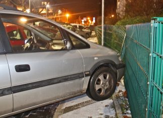 Über den Gehweg in einen Zaun - die Trunkenheitsfahrt in Velbert war kaum zwei Meter lang. Foto: Polizei