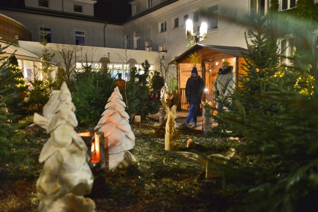 Der Weihnachtswald wird vom Rathausinnhof auf den Vorplatz verlegt. Archivfoto: Mathias Kehren