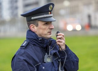 Am Sonntagabend stellten Beamte bei einem zuvor aus einer Polizeikontrolle geflüchteten Autofahrer unerlaubte Betäubungsmittel und eine Waffe sicher. Foto: Symbolbild (Jochen Tack)