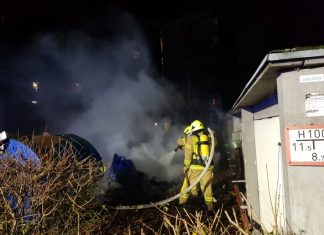 Die Silvesternacht verlief aus Sicht der Feuerwehr unruhig: Mehrere Müllcontainerbrände forderten die Einsatzkräfte. Foto: Feuerwehr Ratingen