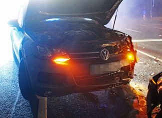 Der Touareg wurde im Frontbereich stark beschädigt. Foto: Polizei Mettmann