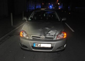 Der Junge wurde bei dem Unfall auf den Corolla aufgeladen. Aufgrund der heftigen Kollision wurde dabei die Motorhaube des Toyotas deformiert. Foto: Polizei Mettmann
