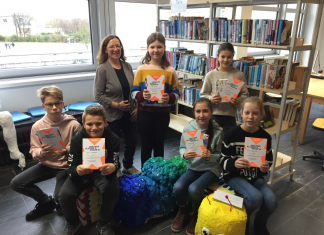 Sechs Klassensieger mit Urkunden in der Schülerbücherei, darunter Schulsiegerin Lilly Wiesner (Mitte) mit Deutschlehrerin Petra Hennecke. Foto: Städtisches Gymnasium Wülfrath