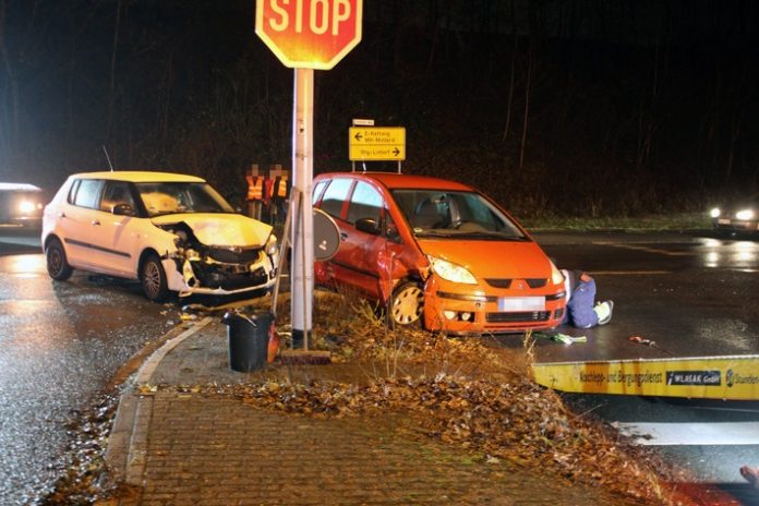 Die Unfallörtlichkeit in Ratingen: Vier Verletzte und hoher Sachschaden waren die Folgen des Zusammenstoßes. Foto: Polizei Mettmann