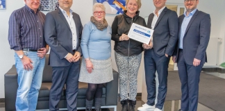 Die Geschäftsführung überreicht 2.000 Euro an den Verein Wunschzettel. Foto: de Wit GmbH