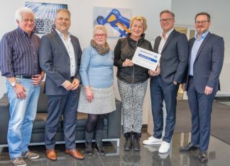 Die Geschäftsführung überreicht 2.000 Euro an den Verein Wunschzettel. Foto: de Wit GmbH