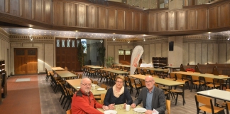 Die Kirchenbänke in der Christuskirche sind Tischen und Stühlen gewichen, Bernd-Jürgen Schönfeld, Elisabeth Selter-Chow und Jürgen Bucholz von der Lenkungsgruppe Vesperkirche haben schon mal probeweise Platz genommen. Foto: Mathias Kehren