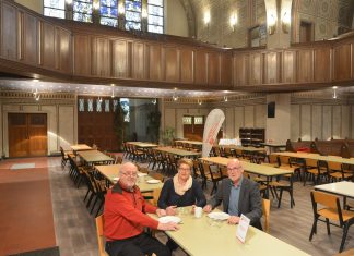 Die Kirchenbänke in der Christuskirche sind Tischen und Stühlen gewichen, Bernd-Jürgen Schönfeld, Elisabeth Selter-Chow und Jürgen Bucholz von der Lenkungsgruppe Vesperkirche haben schon mal probeweise Platz genommen. Foto: Mathias Kehren