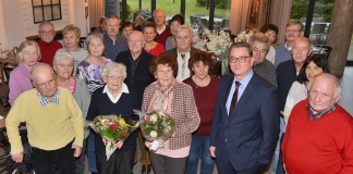 Beim Mieterjubiläum konnte Wobau-Geschäftsführer Michael Küpper (vordere Reihe, 2.v.r) viele langjährige Mieter begrüßen. Foto: Mathias Kehren