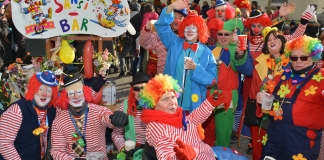 Beste Stimmung beim Rosenmontagszug. Wer macht wieder mit?