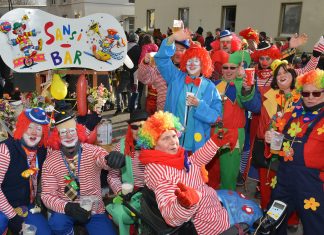 Beste Stimmung beim Rosenmontagszug. Wer macht wieder mit?