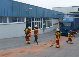 Einsatzkräfte der Feuerwehr streuten den ausgelaufenen Diesel ab. Foto: Feuerwehr