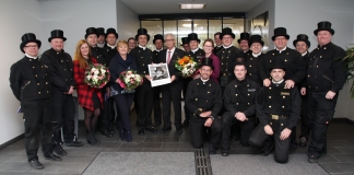 Bringen Glück und wünschten dem Landrat Thomas Hendele eine glückliche Hand: Die Schornsteinfeger aus dem Kreisgebiet. Foto: Kreis Mettmann