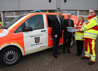 Landrat Thomas Hendele hat das neue Notarzteinsatzfahrzeug offiziell seiner Bestimmung übergeben. Foto: Kreis Mettmann