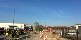 Auf der Marie-Curie-Straße ist es infolge von Baggerarbeiten zu starken Gasausströmungen mit starker Geruchsbelästigung gekommen. Foto: Feuerwehr Mettmann