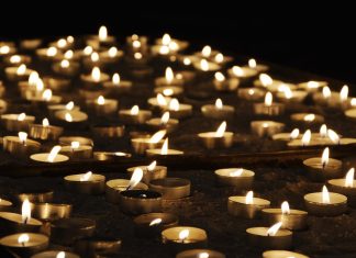 Kerzen wurde zum Gedenken angezündet. Foto: pixabay