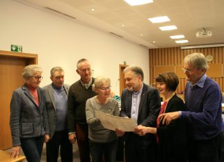 Die Vorstandsmitglieder der Kulturgemeinde zeigen Bürgermeister Thomas Dinkelmann einen Plan mit den Veranstaltungen des ersten Halbjahres. Foto: Kreisstadt Mettmann