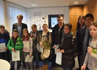 Schulleiter Hanno Grannemann und Mathematiklehrerin Elke Rump ehren die Sieger der Mathematik-Olympiade. Foto: Privat