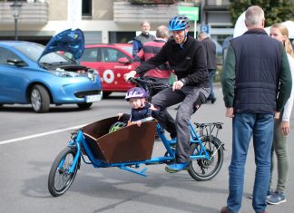 Beim Aktionstag im Rahmen der Europäischen Mobilitätswoche hatten die Besucher die Möglichkeit, auch andere nachhaltige Fortbewegungsmittel zu testen, so wie dieser Vater mit seinem Kind. Foto: Achim Blazy