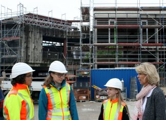 Bereits im Vorjahr war die städtische Architektin Katrin Kurscheid (l.) mit zwei Praktikantinnen - Lilian (l.) und Christina – im Rahmen des „Girls' Day“ auf der Rathausbaustelle unterwegs. Rechts im Bild: Gaby Welsch-Schwalfenberg von der Gleichstellungsstelle. Foto: Stadt Ratingen