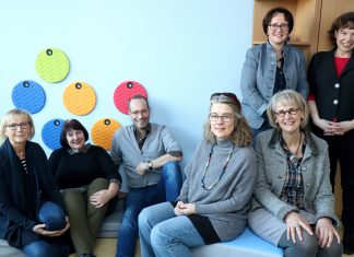 Stellten das neue Behandlungs- und Beratungsangebot „Babyschreiambulanz“ vor (sitzend von links): Elisabeth Weiss (Psychologische Beratungsstelle), Familienhebamme Elke Harder, Dr. med Sören Lutz (Chefarzt Kinder- und Jugendmedizin, Helios Klinik Niederberg), Familienhebamme Christiane Schurr, Lisa Walkembach (Diakonie im Kreis Mettmann) sowie stehend (v.r.) Barbara Sorgnitt und Sabine Klocke (beide Jugendamt Ratingen). Foto: Stadt Ratingen