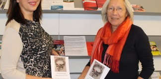 Franca Calvano und Gudula Kohn mit den neuen Programm, das im Rathaus-Foyer ausliegt und auch im Internet zu finden ist. Foto: Kling