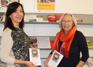 Franca Calvano und Gudula Kohn mit den neuen Programm, das im Rathaus-Foyer ausliegt und auch im Internet zu finden ist. Foto: Kling