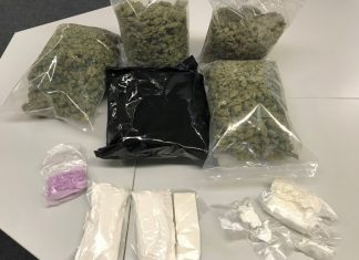 Bei Hausdurchsuchungen im Zuge eines Einsatzes gegen die organisierte Kriminalität, haben Polizeibeamte illegale Betäubungsmittel sichergestellt. Foto: Polizei