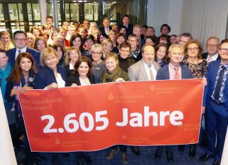 86 Mitarbeiterinnen und Mitarbeiter der Keissparkasse feiern ihr gemeinsames 2605-jähriges Dienstjubiläum. Foto: Kreissparkasse Düsseldorf
