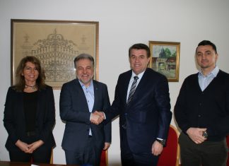 Bürgermeister Thomas Dinkelmann mit seinem Amtskollegen Muhamed Ramovic. Begleitet wurde der Bürgermeister aus Gorazde von Emir Begovic (r.) und Edina Usanovic. Beide sind Mitglied im Freundschaftsverein Mettmann-Gorazde und unterstützten die Gespräche als Übersetzer. Foto: Kreisstadt Mettmann