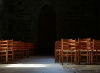 Stühle in einem Theatersaal. Foto: pixabay