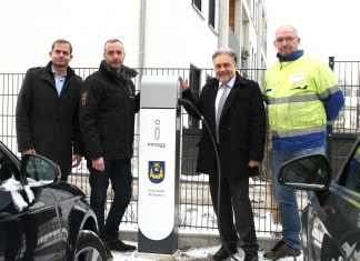 Thomas Walkiewicz (Westnetz), Frithjof Gerstner (innogy), Bürgermeister Thomas Dinkelmann und Holger Kühn (Westnetz) bei der Inbetriebnahme der neuen Ladesäule am Rathaus. Foto: Kreisstadt Mettmann